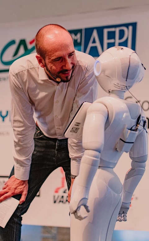 Emmanuel Derrien avec le robot Pepper lors d'une soirée réseaux