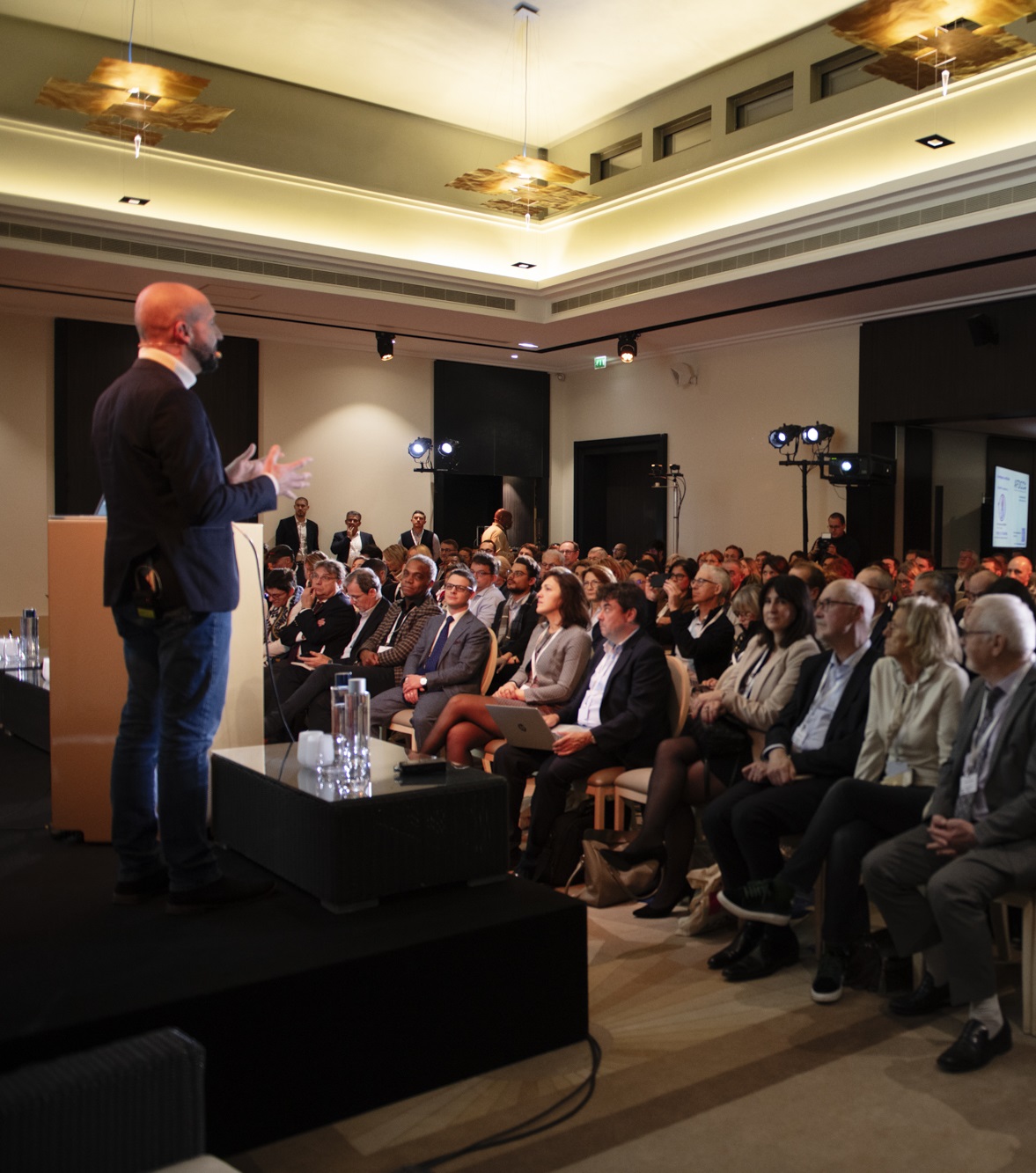 Emmanuel Derrien en conférence devant une salle de dirigeants
