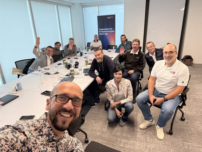 Selfie d'Emmanuel Derrien avec les dirigeants du club APM Miami