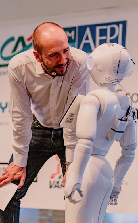 Emmanuel Derrien avec le robot Pepper lors d'une soirée réseaux
