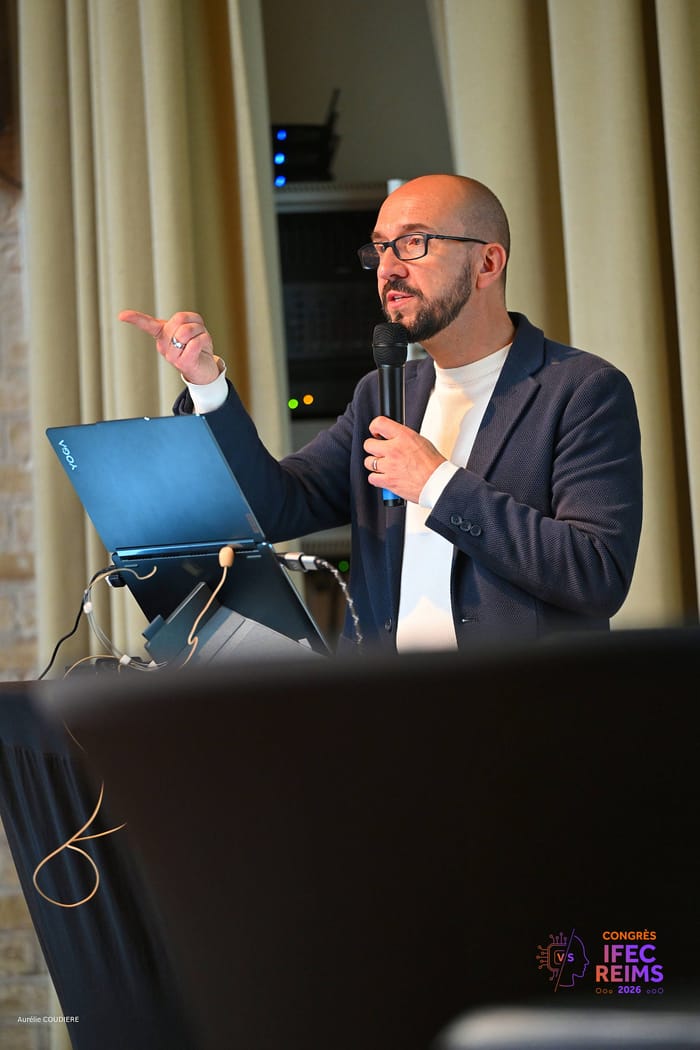 Emmanuel Derrien, conférencier IA, au micro lors du congrès de l'IFEC à Reims en 2026