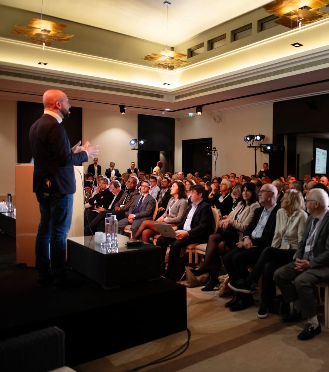 Emmanuel Derrien en conférence devant une salle de dirigeants